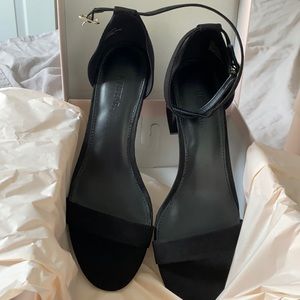 Size 10 Black Low Heel JustFab Sandals